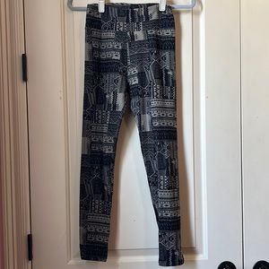 LuLaRoe buttery soft leggings. One size Like new.
Bundle and make me an offer!!